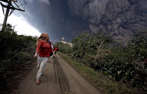 Au moins 14 personnes ont été tuées englouties par les nuages de cendres brûlants crachés par le volcan Sinabung, sur l'île de Sumatra, dans l'ouest de l'Indonésie, lors d'une spectaculaire éruption. - Sputnik Afrique