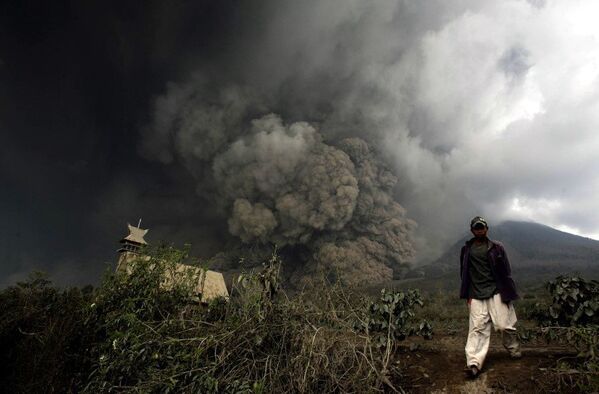 Le volcan du mont Sinabung était en sommeil depuis 400 ans mais s'est réveillé en 2010 puis en septembre 2013.Relativement calme depuis la mi-janvier, il est brusquement entré en éruption samedi matin, éjectant de la roche et de la cendre chaude jusqu'à 2.000 mètres d'altitude. - Sputnik Afrique