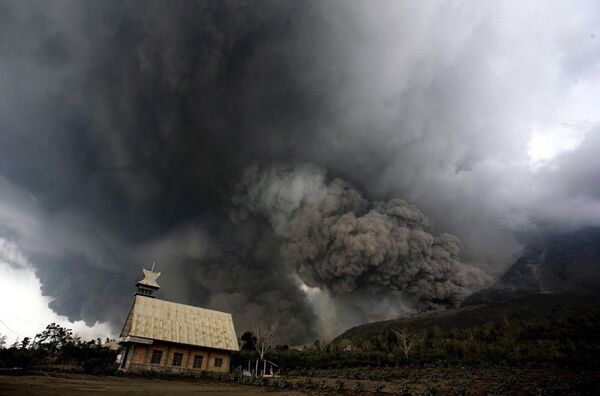Le Sinabung est l'un des 129 volcans actifs en Indonésie, pays qui se trouve sur la « ceinture de feu du Pacifique », un alignement de volcans qui borde l'océan Pacifique en suivant un ensemble de limites de plaques tectoniques et de failles. - Sputnik Afrique
