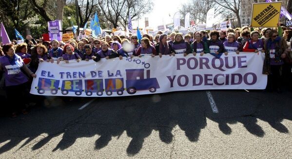 Les Espagnols protestent contre les restrictions sur l'avortement - Sputnik Afrique