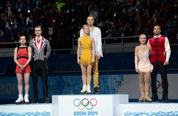 Ksenia Stolbova et Fedor Klimov (argent), Tatiana Volosozhar et Maxim Trankov (or), Aliona Savchenko et Robin Szolkowy (bronze) - Sputnik Afrique