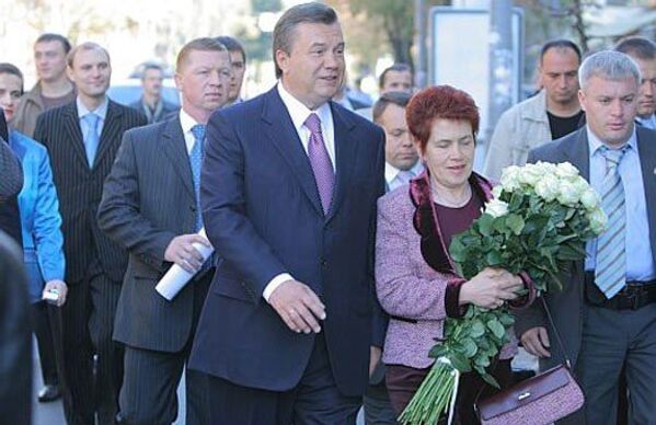 Etat civil : Marié, l’épouse Lioudmila, femme au foyer. Ils ont deux fils : Alexandre - dentiste, Victor – député (membre du parti des régions de l’Ukraine). - Sputnik Afrique