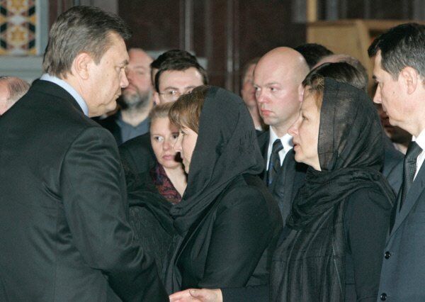 Sur la photo : Viktor Ianoukovitch, les filles de Boris Eltsine Tatiana et Elena lors du service funèbre à la cathédrale du Christ Sauveur dans le cadre de la mort du premier président russe Boris Eltsine. - Sputnik Afrique