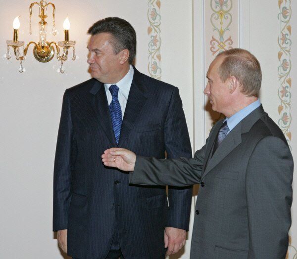 Sur la photo : Viktor Ianoukovitch et le président russe Vladimir Poutine ( de gauche à droite ) lors d'une réunion à Novo-Ogaryovo. - Sputnik Afrique