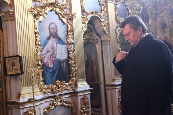 Viktor Ianoukovitch lors de la prière dans l'église Sainte-Croix de la laure des Grottes de Kiev. - Sputnik Afrique