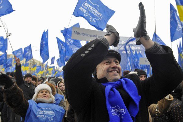 Les partisans du chef du parti des régions Viktor Ianoukovitch organisent un rassemblement sur la place près de la Commission électorale centrale de l’Ukraine. - Sputnik Afrique