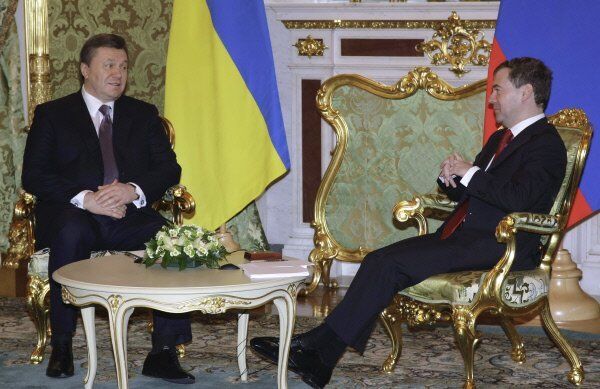 Sur la photo : le 5 mars 2010, le président russe Dmitri Medvedev et le président ukrainien Viktor Ianoukovitch (de droite à gauche) lors d'une réunion au Kremlin. - Sputnik Afrique