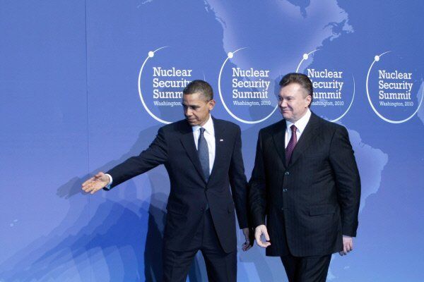Le président de l'Ukraine Viktor Ianoukovitch et le président américain Barack Obama avant un déjeuner de travail offert par le président des Etats-Unis en l'honneur des chefs d'Etat et du gouvernement, les participants du sommet sur les questions de sécurité nucléaire à Washington. - Sputnik Afrique