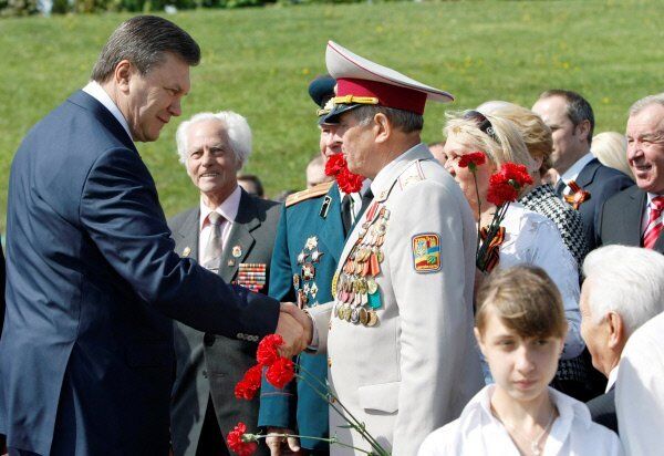 Sur la photo : le président de l'Ukraine Viktor Ianoukovitch a tenu une séance solennelle avec les anciens combattants de la Grande Guerre patriotique, parmi lesquels sont des Héros de l'Union soviétique, des Héros de l'Ukraine, les titulaires de l'Ordre de la Gloire, décorés de quatre ou plus de médailles « Pour le courage ». - Sputnik Afrique