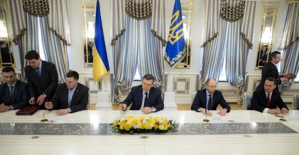 Au cours de la crise politique en Ukraine, Viktor Ianoukovitch négocie avec les représentants de l'opposition radicale. - Sputnik Afrique