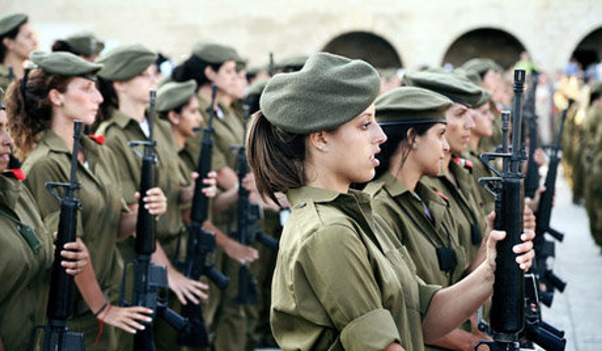 Сколько женщин служит. Женщины в армии. Девушки солдаты Израиля. Женщины военные в Израиле.