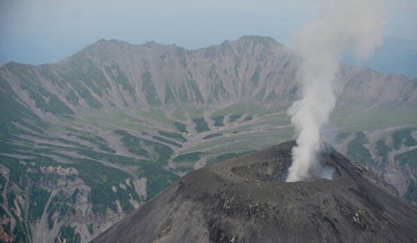 Le volcan Karymski projette une colonne de cendres de 3 km de haut - Sputnik Afrique