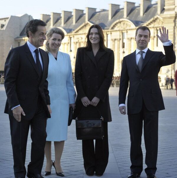 Sur la photo : le président de Russie Dmitri Medvedev et son épouse Svetlana avec le président français Nicolas Sarkozy et son épouse Carla Bruni dans une rue de Paris près du Louvre. Le 2 mars 2010. - Sputnik Afrique