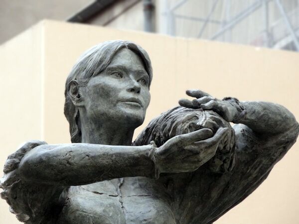 La statue à l'effigie de Carla Bruni dans une banlieue de Paris. - Sputnik Afrique