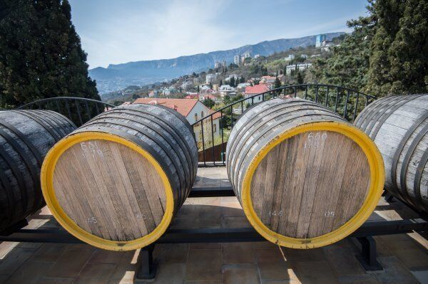 Sur la photo : des rangées de fûts de chêne à l’usine à vin Massandra où le vin du cru Madera est porté à maturité. - Sputnik Afrique