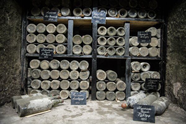 Sur la photo : la collection du vin à la cave de l’usine à vin Massandra. - Sputnik Afrique