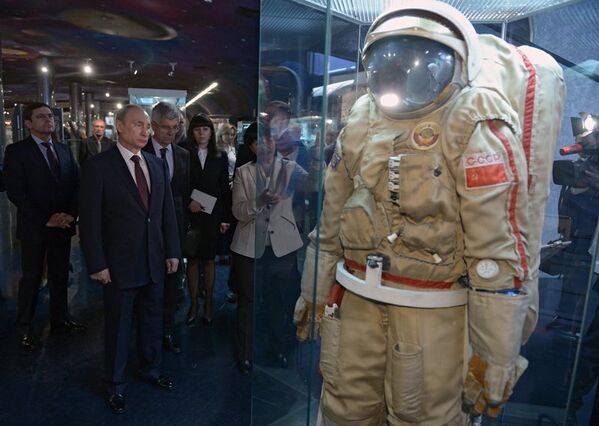 Sur la photo : le président russe Vladimir Poutine visite l'exposition « Trois jours dans la vie de Gagarine » au Musée commémoratif de l'astronautique à Moscou. - Sputnik Afrique