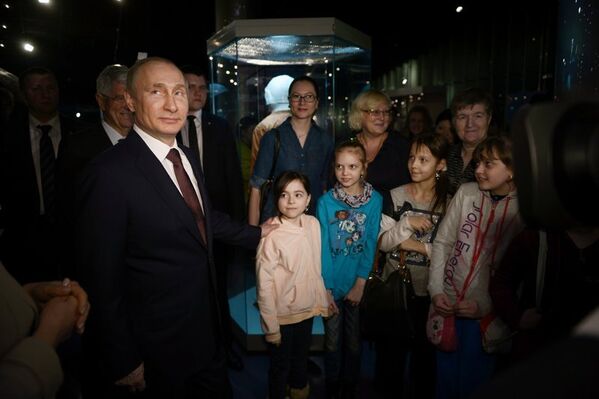 Sur la photo : le président russe Vladimir Poutine visite l'exposition « Trois jours dans la vie de Gagarine » au Musée commémoratif de l'astronautique à Moscou. - Sputnik Afrique