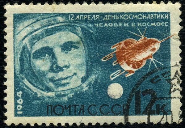 La journée internationale de l’astronautique est célébrée ce 12 avril. L’histoire de cette journée remonte à 1961, lorsque le cosmonaute soviétique Iouri Gagarine a réalisé son premier vol dans l’espace depuis le cosmodrome de Baïkonour. Il a pu survoler la Terre sur son orbite. Ce vol mémorable a duré 108 minutes. 20 ans plus tard, le 12 avril 1981, le premier vol habité du programme américain Space Shuttle a eu lieu. Sur la photo : un timbre postal consacré à la Journée internationale de l'astronautique, 1964. - Sputnik Afrique