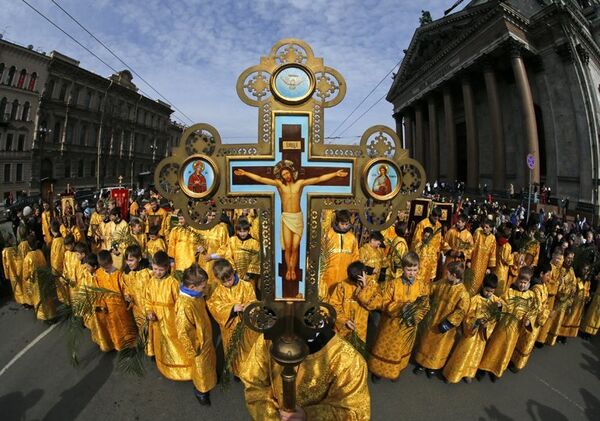 Les enfants de Saint-Pétersbourg pendant la procession religieuse du Dimanche des Rameaux autour de la cathédrale Saint-Isaac, la plus grande église de la ville. - Sputnik Afrique