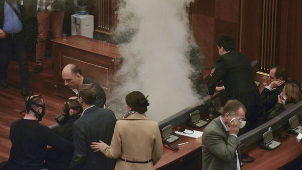 Des gaz lacrymogènes de nouveau lancés à l'intérieur du parlement - Sputnik Afrique