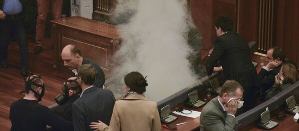 Des gaz lacrymogènes de nouveau lancés à l'intérieur du parlement - Sputnik Afrique