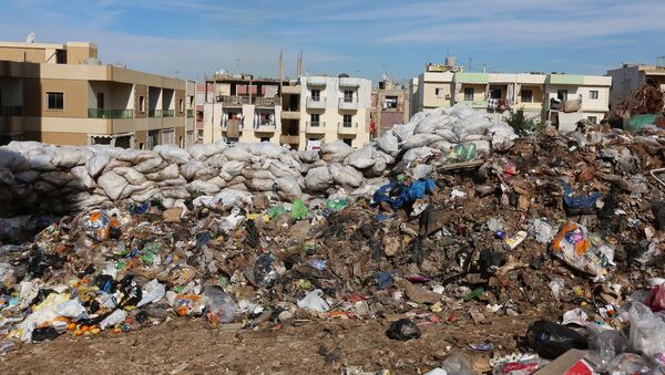 Garbage is seen piled near residential buildings in Wadi al-Zayneh, Chouf district, Lebanon January 28, 2016. - Sputnik Afrique