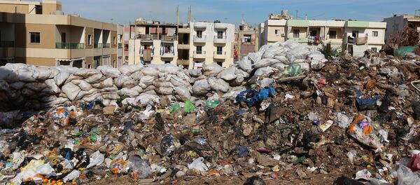Garbage is seen piled near residential buildings in Wadi al-Zayneh, Chouf district, Lebanon January 28, 2016. - Sputnik Afrique