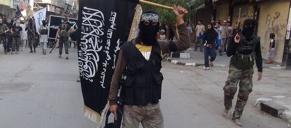 Des combattants du Front-al-Nosra brandissent leur drapeau en défilant dans un camp de réfugiés palestiniens au sud de Damas - Sputnik Afrique