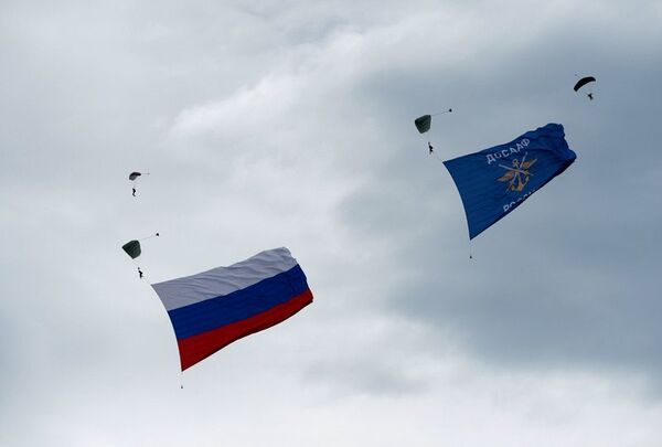 Chaque année, des drapeaux des unités militaires qui ont liberté Sébastopol sont apportés devant la flamme éternelle. Cette année, les parachutistes ont pour la première fois fait brandir le drapeau russe tricolore au-dessus de la montagne Sapoun. - Sputnik Afrique