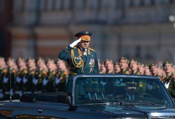 Le ministre de la Défense de Russie Sergueï Choïgou passe en revue les participants au défilé sur la place Rouge à l'occasion du 69e anniversaire de la Victoire dans la Grande guerre patriotique. - Sputnik Afrique