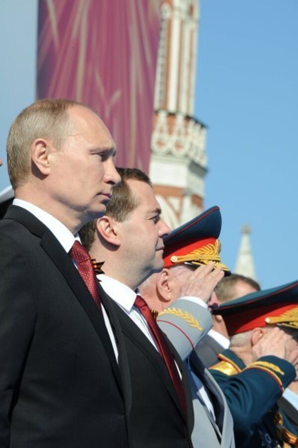 Le président de Russie Vladimir Poutine et le premier ministre Dmitri Medvedev (de gauche à droite) lors du défilé militaire sur la place Rouge. - Sputnik Afrique