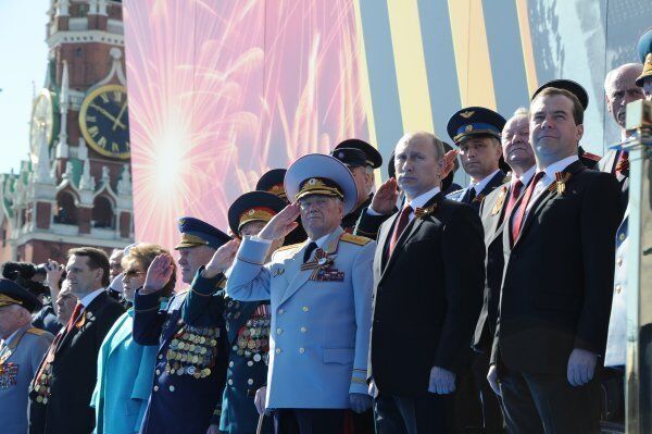 Le président de Russie Vladimir Poutine et le premier ministre Dmitri Medvedev (de gauche à droite) lors du défilé militaire sur la place Rouge. - Sputnik Afrique