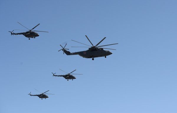 L'hélicoptère de transport Mi-26 et les hélicoptères Mi-8. - Sputnik Afrique