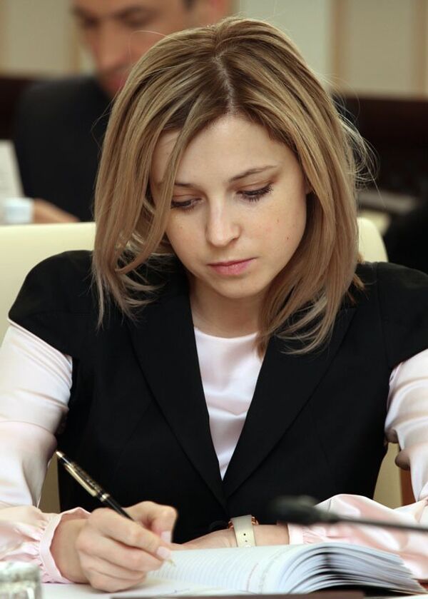 Natalia Poklonskaïa : « Je veux que mon enfant vive dans un pays honnête, et non pas dans un pays des pro-Bandera, un pays des traîtres, un pays nazi. J'ai honte d’être citoyenne d’un tel pays. » Sur la photo : Natalia Poklonskaïa, Procureure de Crimée, pendant la réunion du Conseil des ministres de Crimée à Simferopol. - Sputnik Afrique