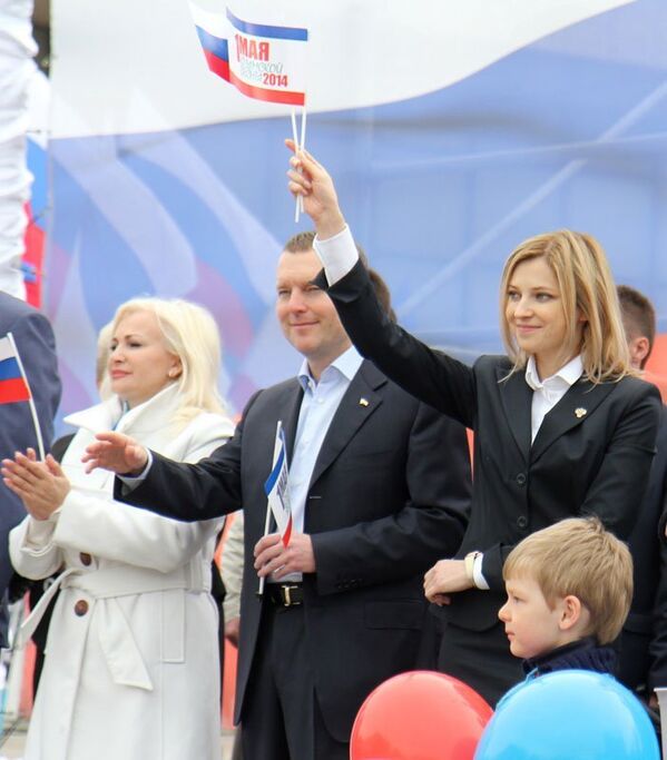 Le 12 mai 2014, l'Union européenne a inclus Natalia Poklonskaïa dans la « liste noire élargie » des personnalités interdites d’entrée dans l’UE. Sur la photo : (de gauche à droite) la membre du Conseil de Fédération de Russie Olga Kovitidi, le vice-président du Conseil d'Etat de la République de Crimée Konstantin Bakharev, et la Procureure de Crimée Natalia Poklonskaïa lors de la manifestation du 1e mai à Simferopol. - Sputnik Afrique