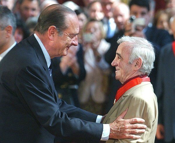 Charles Aznavour reçoit les félicitations du président français Jacques Chirac lors de la cérémonie de remise de l'Ordre national de la Légion d'honneur. Mai 2004. - Sputnik Afrique