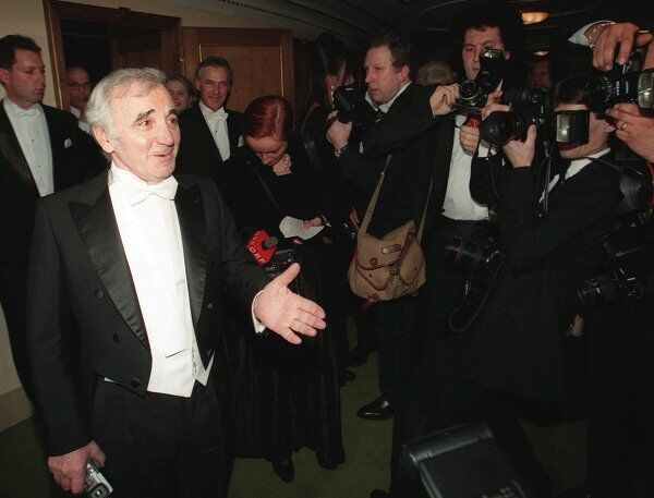 Charles Aznavour lors d'un bal traditionnel à l'Opéra de Vienne, en 1997. - Sputnik Afrique
