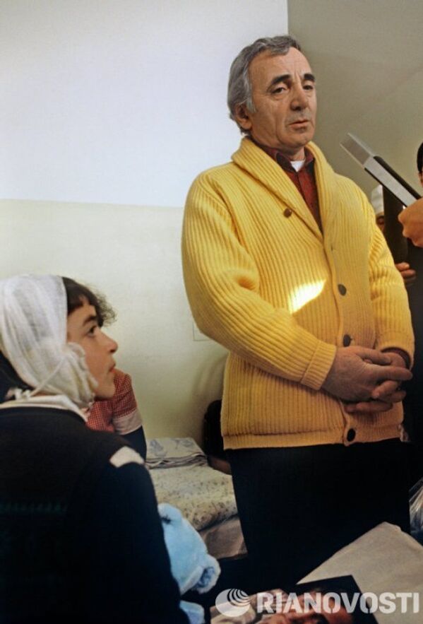 Né à Paris dans une famille d'émigrés arméniens, Charles Aznavour n'a jamais rompu ses liens avec le pays de ses ancêtres.Sur la photo: Charles Aznavour à Erevan lors d'une rencontre avec des enfants victimes du tremblement de terre de Spitak, en 1989. - Sputnik Afrique