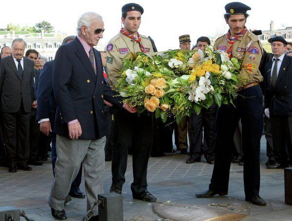 Charles Aznavour déposant des fleurs sur la Tombe du Soldat inconnu devant l'Arc de Triomphe de Paris à l'occasion du 95e anniversaire du génocide arménien dans l'Empire ottoman. Avril 2010. - Sputnik Afrique