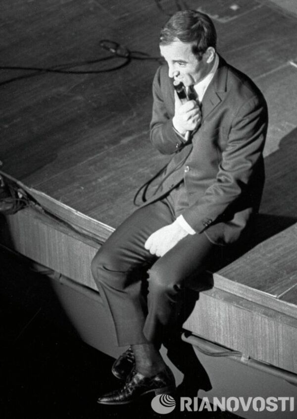 Charles Aznavour en concert à Moscou en 1964. - Sputnik Afrique
