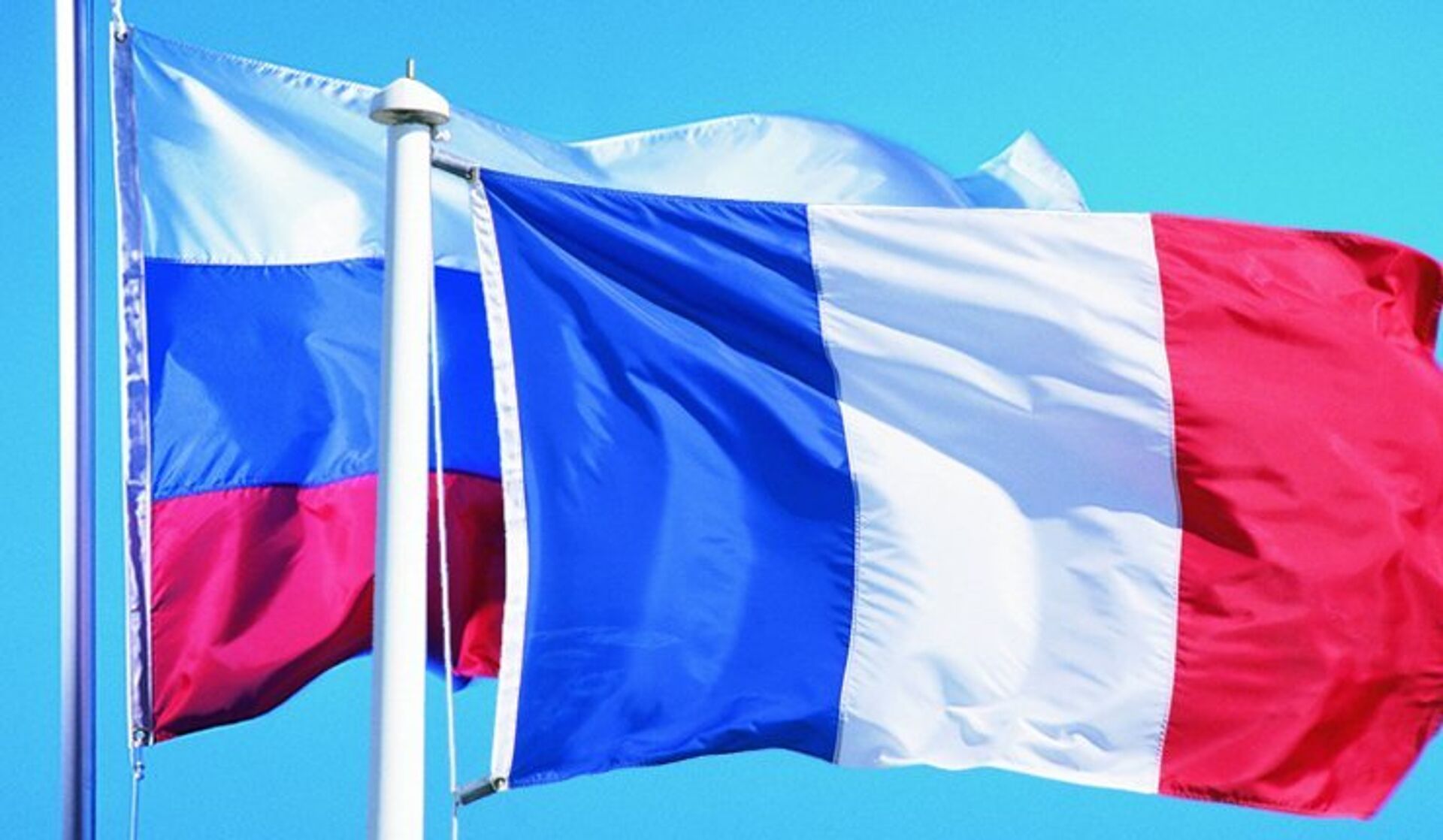Дипломатические отношения франции. Флаг Франции и России. Россия и Франция. Российский и французский флаги. Российско-французские отношения.