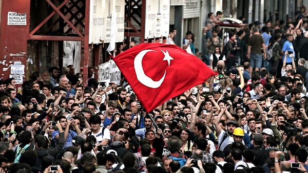 Turquie : la police antiémeute tire du gaz lacrymogène sur des centaines de manifestants - Sputnik Afrique