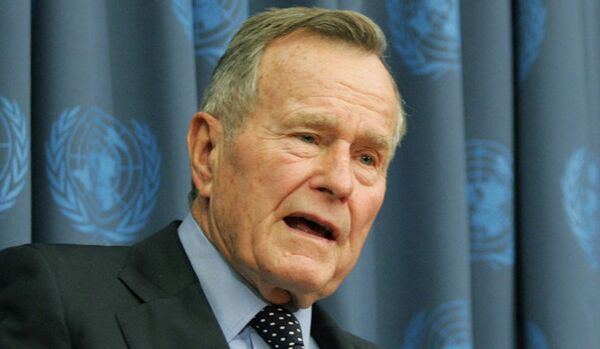 George HW Bush a sauté en parachute pour fêter son 90e anniversaire - Sputnik Afrique