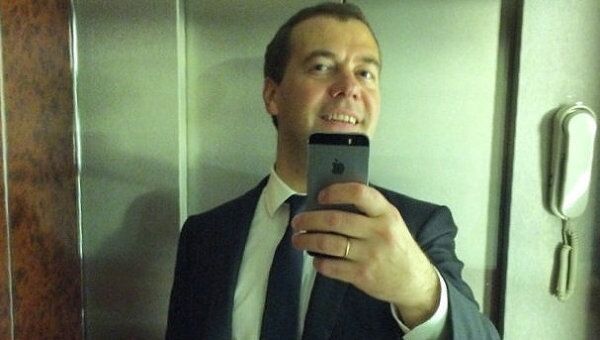 Premier selfie de Medvedev : près de 60.000 nouveaux abonnés sur Instagram - Sputnik Afrique