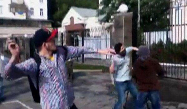 Kiev : les manifestants ont enlevé le drapeau russe du bâtiment de l’Ambassade de Russie - Sputnik Afrique