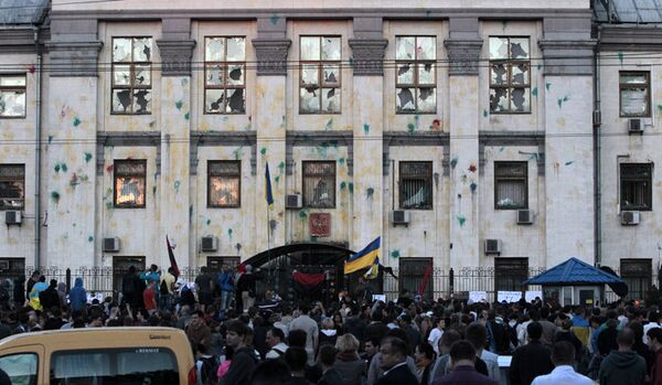 La police qualifie de voyoutisme les émeutes près du bâtiment de l'ambassade de Russie à Kiev - Sputnik Afrique