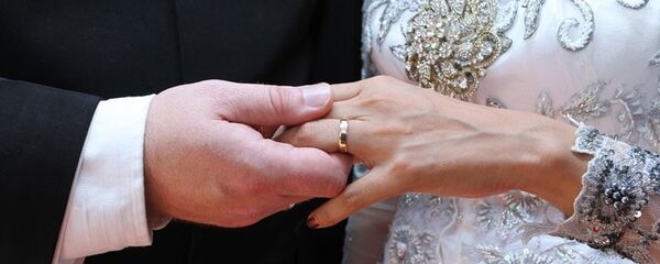 Elle se rase la tête lors de son mariage, par amour de son mari malade, image d'illustration - Sputnik Afrique