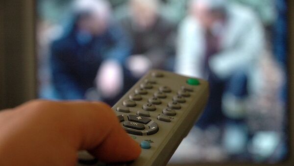 Regarder la télé trois heures par jour doublerait le risque de mort prématurée (étude) - Sputnik Afrique