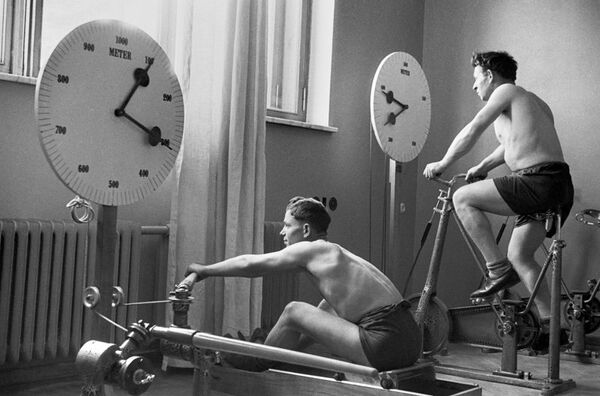 Le gym à la maison de cure Tsentrosoyouz-Kislovodsk, 1949. - Sputnik Afrique